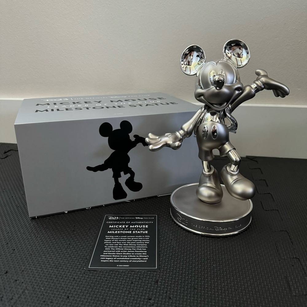 D23 FAN CLUB | Gold Member Mickey Mouse Leader Of The Club Milestone Statue 2023